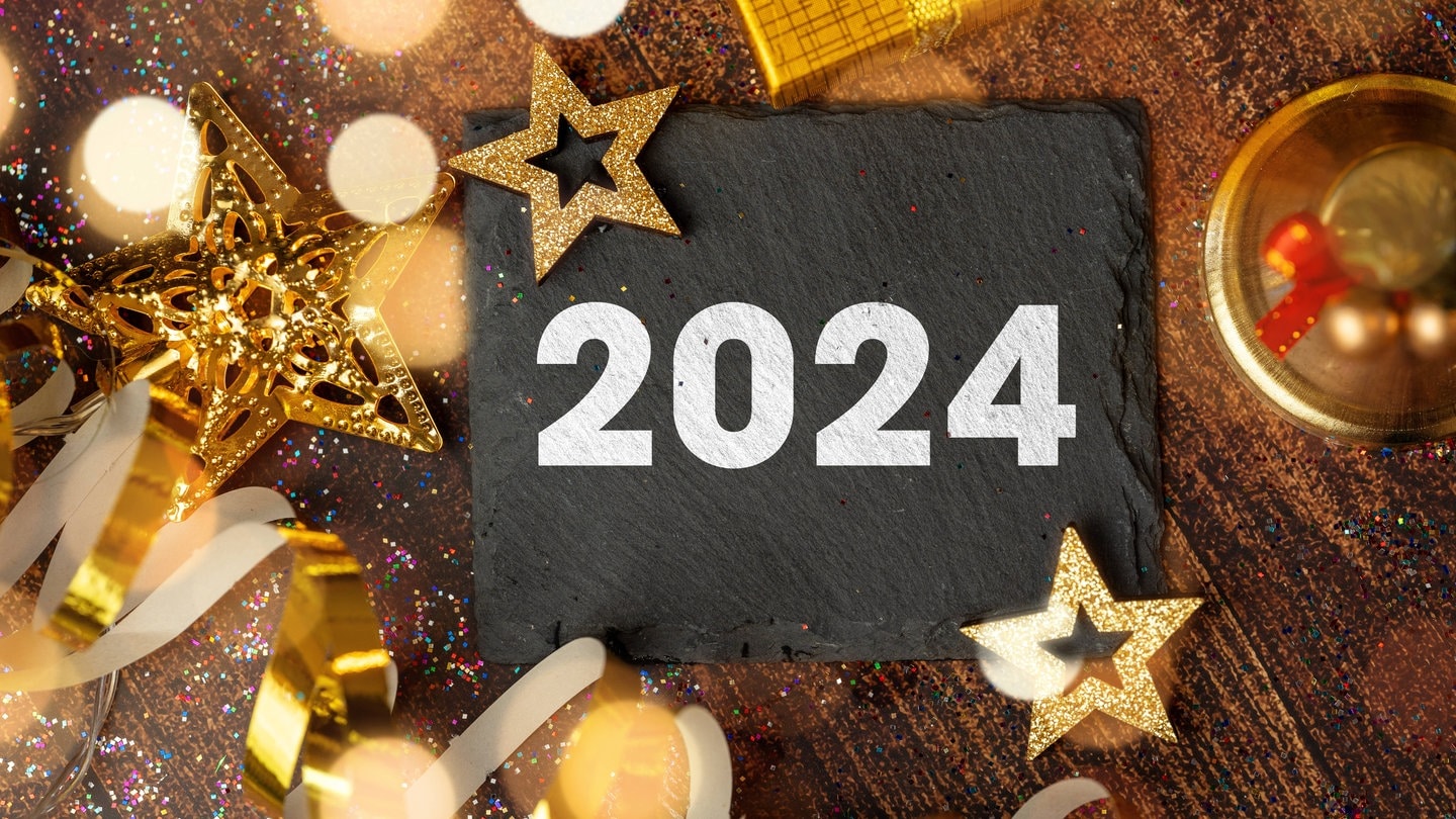 2024 steht auf einer Schiefertafel mit goldenen Dekorationen | Die SWR1 Highlights 2024