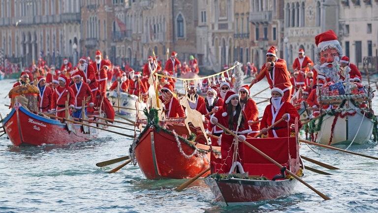 24. Dezember: In Venedig kommt der Weihnachtsmann nicht mit dem Schlitten an, sondern natürlich mit der typischen Gondel. Bei der traditionellen "Weihnachtsmann-Wasserparade" sind über einhundert Weihnachtsmänner und Frauen über den Canal Grande gerudert.