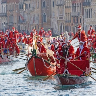 24. Dezember: In Venedig kommt der Weihnachtsmann nicht mit dem Schlitten an, sondern natürlich mit der typischen Gondel. Bei der traditionellen "Weihnachtsmann-Wasserparade" sind über einhundert Weihnachtsmänner und Frauen über den Canal Grande gerudert.