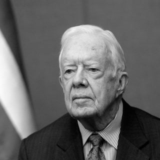 30. Dezember: Der ehemalige US-Präsident Jimmy Carter ist im alter von 100 Jahren verstorben. Der Demokrat Carter war als 39. Präsident der USA von 1977 bis 1981 im Amt und wurde 2002 für sein humanitäres Engagement mit dem Friedensnobelpreis ausgezeichnet.