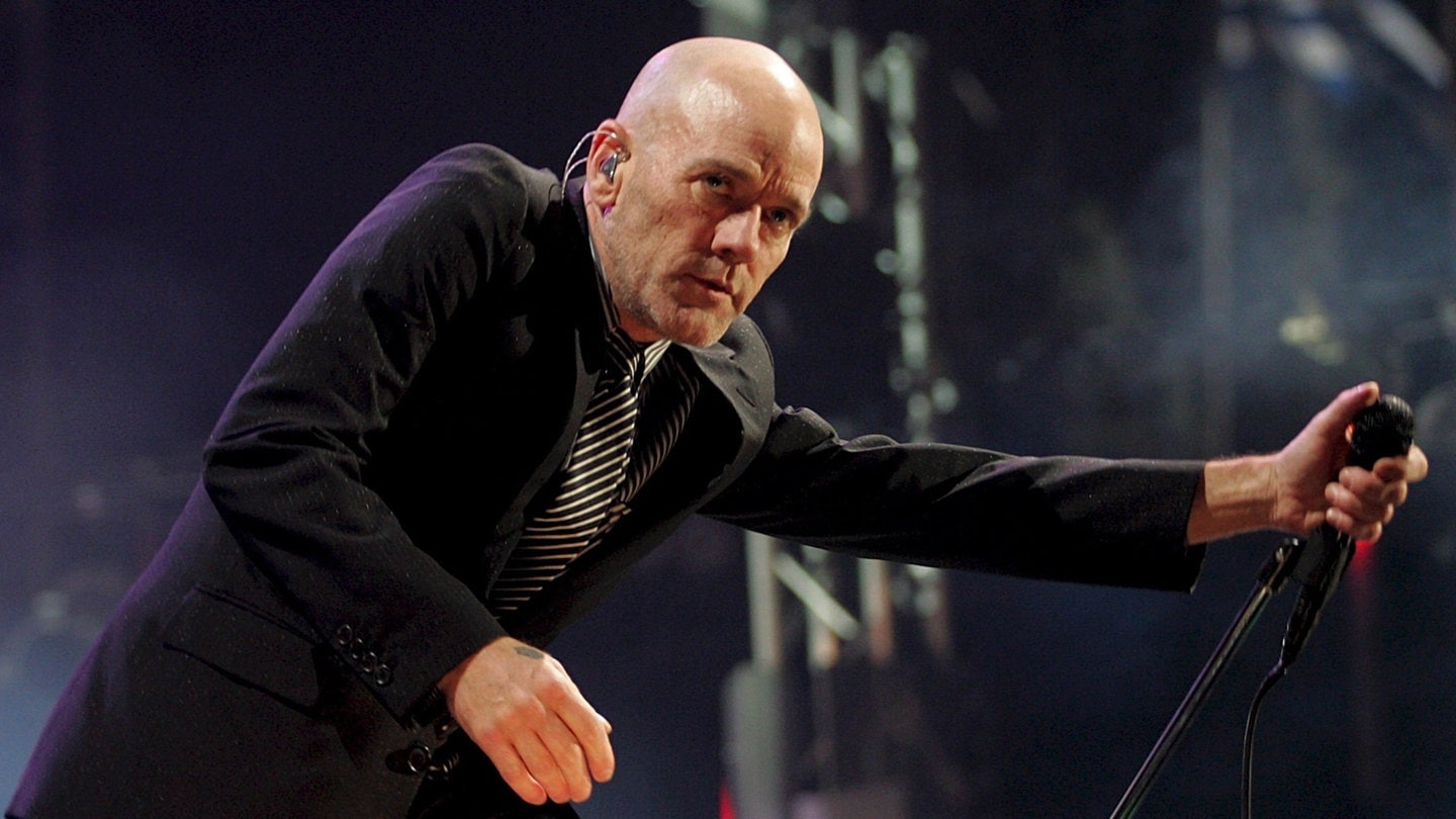 REM Sänger Michael Stipe auf der Bühne | Michael Stipe wird 65: Das macht Michael Stipe von R.E.M. heute