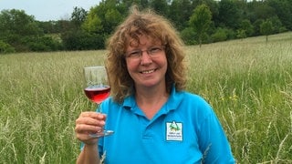 Weinbotschafterin Angelika Friedrich bietet den Kurs "Winzer für ein Jahr" an. Am Ende wird der Wein verkostet.