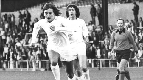 Sänger Rod Stewart bei einem Fußballspiel 1972.