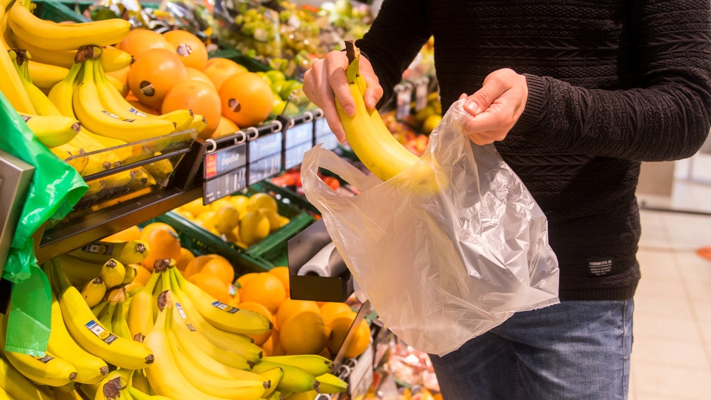 Bepreisung von Plastiktüten: Hilft der Cent gegen Plastikmüll?