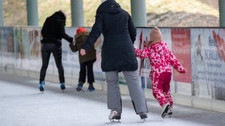 Eine Mutter geht mit ihrer Tochter eislaufen | Die schönsten Eisbahnen in Rheinland-Pfalz