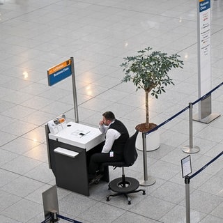 11. März: Das war die andere Seite des Streiks. Ein Mitarbeiter des Münchner Flughafens wartet auf Passagiere. Bundesweit wurden gestern 13 Airports bestreikt, allein in Frankfurt waren mehr als 150.000 Passagiere betroffen, über 1.000 Verbindungen waren gestrichen worden.