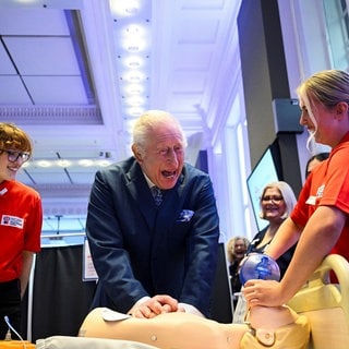 12. März: Der König kann es! King Charles III. zeigt, dass er neben dem Empire auch die Herz-Lungen-Wiederbelebung beherrscht. Grund für die königliche Demonstration war eine Feierstunde am Royal-College-of-Nursing in London. Dort hatte man jüngst den 1.000 Auszubildenenden für einen Pflegeberuf aufgenommen. Ob der König jetzt regelmäßig oder als Dozent im RCN auftreten wird, dazu gab es aus dem Buckingham-Palalce keinen Kommentar. Spaß scheint Charles III. jedenfalls gehabt zu haben.