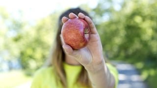 Frau mit Apfel