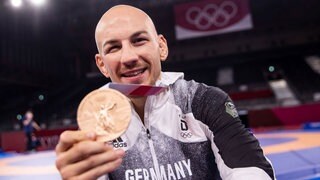 Frank Stäbler in SWR1 Leute (Foto: Frank Stäbler mit Olympia-Medaille, Tokio 2021)