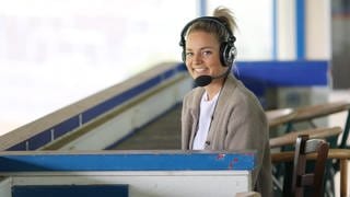 Christina Graf kommentiert als erste Frau Spiele der FIFA Fußball-WM live im Ersten und spricht darüber in SWR1 Leute