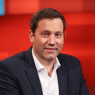 Lars Klingbeil, Bundesvorsitzender der SPD, ist zu Gast in der Talkshow Hart aber fair. In SWR1 Leute spricht er über aktuelle Themen wie die Energiekrise und die Inflation.