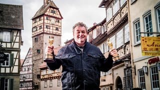 Gerd Nefzer steht auf einem Platz in Schwäbisch Hall in Baden-Württemberg und hält zwei Oscars in der Hand. Er hat sie für die Special Effekts in Blade Runner 2049 und Dune gewonnen. In SWR1 Leute spricht er über seine schwäbischen Wurzeln und seinen Erfolg in Hollywood.
