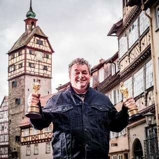 Gerd Nefzer steht auf einem Platz in Schwäbisch Hall in Baden-Württemberg und hält zwei Oscars in der Hand. Er hat sie für die Special Effekts in Blade Runner 2049 und Dune gewonnen. In SWR1 Leute spricht er über seine schwäbischen Wurzeln und seinen Erfolg in Hollywood.