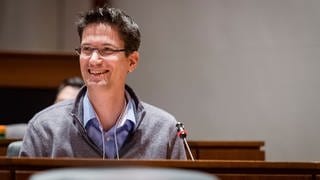 Axel Dreher gehört zu den 500 besten Ökonomen der Welt. Der Mannheimer erforscht Entwicklungshilfe und Entwicklungspolitik. Wie wirkt sich Entwicklungshilfe aus? Kann sie dazu beitragen, Fluchtursachen zu bekämpfen? Warum die Details der Hilfe dabei eine ganz entscheidende Rolle spielen, erklärt Axel Dreher in SWR1 Leute.