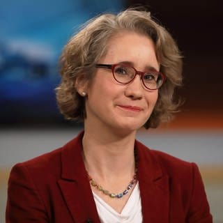 Sinologin Prof. Kristin Shi-Kupfer ordnet in SWR1 Leute das neue Verhältnis von Deutschland und China ein - den Hintergrund bilden der Angriffskrieg von Russland auf die Ukraine, der Konflikt um Taiwan, die Abhängigkeit vom Wirtschaftspartner China und die immer stärker werdende Dominanz im digitalen Sektor.