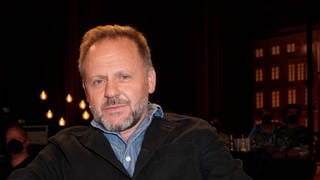 Schauspieler Samuel Finzi ist zu Gast in SWR1 Leute. Er gehört zu Europas beliebtesten und gefragtesten Darstellern auf der Bühne und im TV. Wir sprechen mit ihm über seine Rollen im Tatort, als "Flemming" und seine Rolle an der Seite von Hollywood Star John Malkovich im Film "Seneca". Und über "Samuels Buch", seinen autobiografischen Roman.