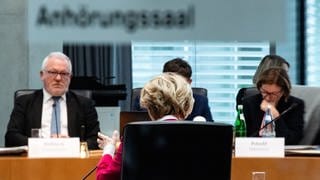 Ursula von der Leyen sitzt mit dem Rücken zum Betrachter vor einem Untersuchungsausschuss. Es geht um die Affäre um Beraterverträge. Das Verteidigungsministerium hat externe Berater beschäftigt und dafür Milliarden Euro ausgegeben.