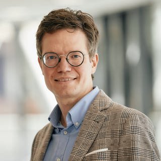 Prof. Holger Cramer erforscht die medizinische Wirkung von Yoga. Hilft Yoga gegen Bluthochdruck und gegen depressive Stimmungen? Darüber spricht Cramer als Gast in SWR1 Leute.