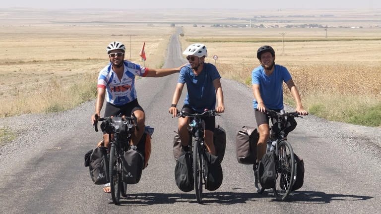 Hannes Wirbel und Lennart Rieger sind zu Gast in SWR1 Leute. 8300 Kilometer auf dem Fahrrad: abenteuerliche Reise von Tübingen nach Dubai. Die Tübinger Studenten Hannes Wirbel und Lennart Rieger fuhren mit dem Rad von Tübingen über den Iran bis in die Vereinigten Arabischen Emirate.