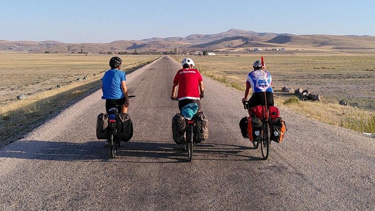 Hannes Wirbel und Lennart Rieger sind zu Gast in SWR1 Leute. Sie erzählen von ihre Fahrradtour in den Iran und was sie dort erlebt haben. 