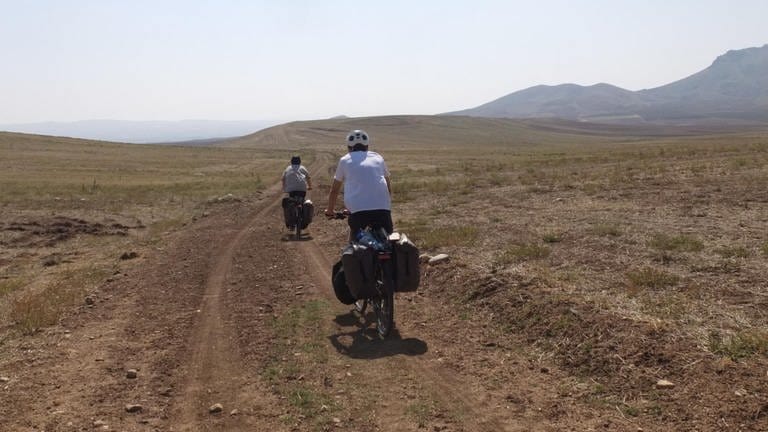 Hannes Wirbel und Lennart Rieger sind zu Gast in SWR1 Leute. Sie erzählen von ihre Fahrradtour in den Iran und was sie dort erlebt haben. 