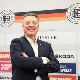 Harold Kreis, Eishockey-Bundestrainer, spricht in SWR1 Leute über den überrschenden Vizeweltmeister-Titel der deutschen Eishockey Nationalmannschaft bei der WM 2023.  Wir schauen mit Harold Kreis auf seine lange und bewegte Karriere, sprechen über die Eishockey-verrückte Stadt Mannheim und fragen ihn natürlich, wie er die erfolgreiche WM im Mai 2023 erlebt hat und was er jetzt mit der Eishockey-Nationalmannschaft weiter plant. 