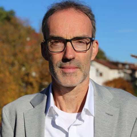 Der Bildungsforscher der Uni Tübingen Thorsten Bohl spricht in SWR1 Leute über die neue PISA-Studie. Alle drei Jahre werden bei der PISA-Studie Kompetenzen von Schüler:innen getestet. Prof. Thorsten Bohl ordnet die neuesten Ergebnisse der PISA-Erhebung ein.