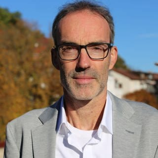Der Bildungsforscher der Uni Tübingen Thorsten Bohl spricht in SWR1 Leute über die neue PISA-Studie. Alle drei Jahre werden bei der PISA-Studie Kompetenzen von Schüler:innen getestet. Prof. Thorsten Bohl ordnet die neuesten Ergebnisse der PISA-Erhebung ein.