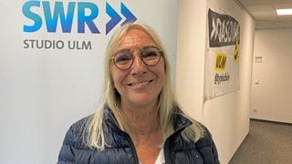 Claudia Schumann hat blonde Haare, trägt eine Brille und lächelt in die Kamera. Sie ist Leiterin des Hospiz in Ulm und geht Ende des Jahres in den Ruhestand. In SWR1 Leute erzählt sie, wie im Hospiz Weihnachten gefeiert wird.