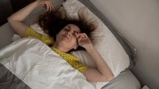 Welche Schlafmythen sind falsch, wie überwinden wir Frühjahrsmüdigkeit, was tun gegen Schlafstörungen? Schlafforscherin Christine Blume ist zu Gast in SWR1 Leute.