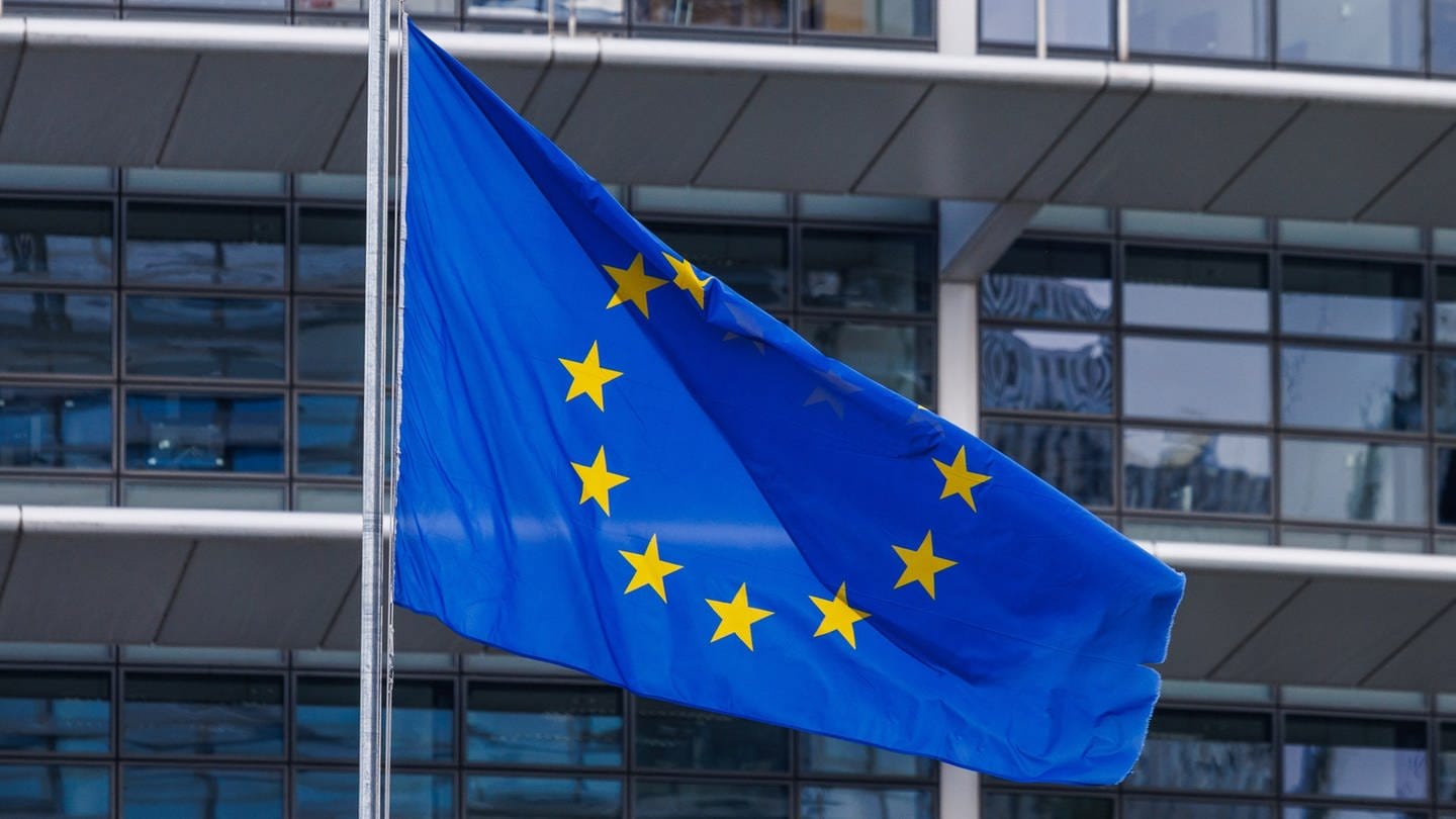 Die Flagge der Europäischen Union weht vor dem Gebäude des Europäischen Parlaments im Wind. Vom 6. bis zum 9. Juni 2024 wählen die Bürgerinnen und Bürger der 27 EU-Staaten das Europäische Parlament.