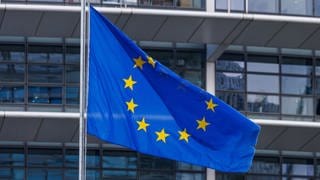 Die Flagge der Europäischen Union weht vor dem Gebäude des Europäischen Parlaments im Wind. Vom 6. bis zum 9. Juni 2024 wählen die Bürgerinnen und Bürger der 27 EU-Staaten das Europäische Parlament.