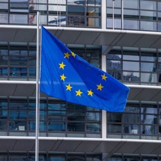 Die Flagge der Europäischen Union weht vor dem Gebäude des Europäischen Parlaments im Wind. Vom 6. bis zum 9. Juni 2024 wählen die Bürgerinnen und Bürger der 27 EU-Staaten das Europäische Parlament.