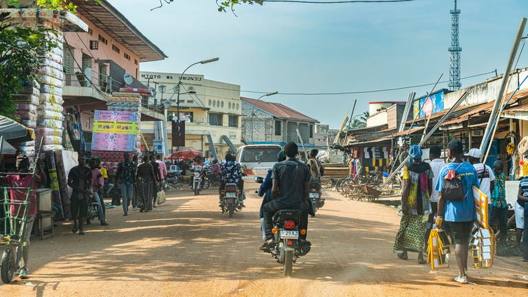 Eine Straße in der Stadt Kisangani im Kongo in Afrika. Journalistin Judith Raupp bildet im Kongo Journalisten fürs Radio aus.