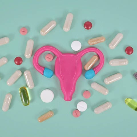 Ein Abbild einer Gebärmutter mit Medikamenten daneben. Gynäkologin Michaela Bossart spricht in SWR1 Leute über Erkrankungen von Frauen, Frauengesundheit und Gynäkologie.