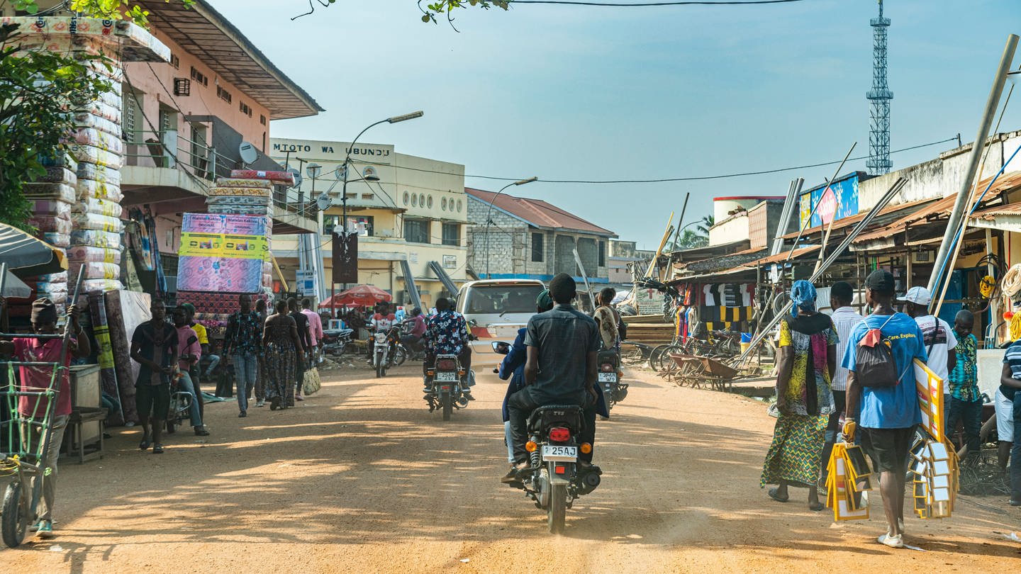 Eine Straße in der Stadt Kisangani im Kongo in Afrika. Journalistin Judith Raupp bildet im Kongo Journalisten kommunaler Radiostationen aus. Diese sind oft die einzige Informationsquelle der Bevölkerung. Im zweitgrößten Staat Afrikas herrschen Krieg, Willkür und Korruption.