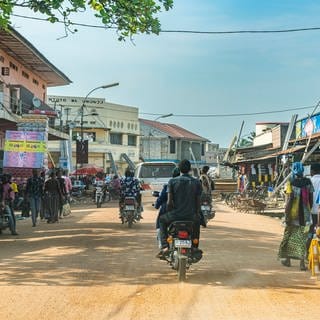 Eine Straße in der Stadt Kisangani im Kongo in Afrika. Journalistin Judith Raupp bildet im Kongo Journalisten kommunaler Radiostationen aus. Diese sind oft die einzige Informationsquelle der Bevölkerung. Im zweitgrößten Staat Afrikas herrschen Krieg, Willkür und Korruption. 