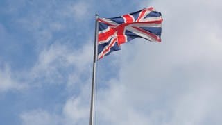Nationalflagge des Vereinigten Königreichs, auch Union Jack genannt. Große Probleme durch den Brexit, Resignation über die Politik, Inflation, marodes Gesundheitssystem: Andrew Lee analysiert in SWR1 Leute die Lage in Großbritannien kurz vor den Unterhauswahlen.