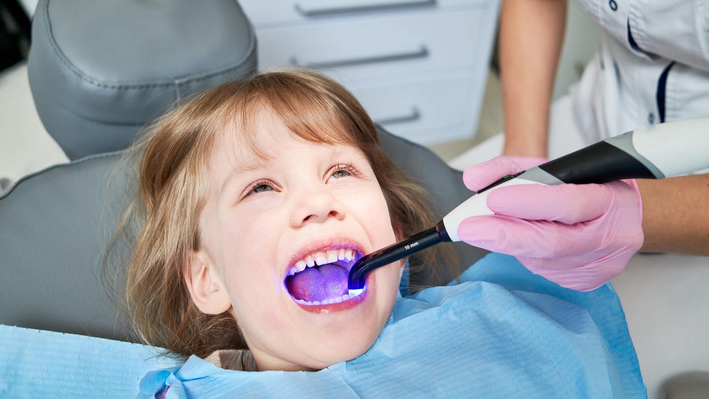 Ein Kind ist beim Zahnarzt - Krankes Zahnfleisch kann zu Herz-Kreislauferkrankungen führen. Unsere Mundhygiene und unsere allgemeine Gesundheit sind eng verbunden, weiß Zahnarzt Elmar Ludwig in SWR1 Leute und gibt Tipps.
