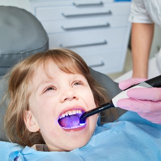 Ein Kind ist beim Zahnarzt - Krankes Zahnfleisch kann zu Herz-Kreislauferkrankungen führen. Unsere Mundhygiene und unsere allgemeine Gesundheit sind eng verbunden, weiß Zahnarzt Elmar Ludwig in SWR1 Leute und gibt Tipps.