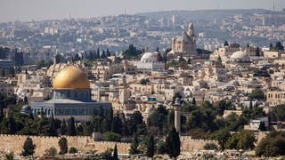 Die Altstadt von Jerusalem (Israel) mit dem Tempelberg. Zu sehen ist unter anderem der Felsendom mit seiner goldenen Kuppel und der Berg Zion mit der Dormitio-Abtei.