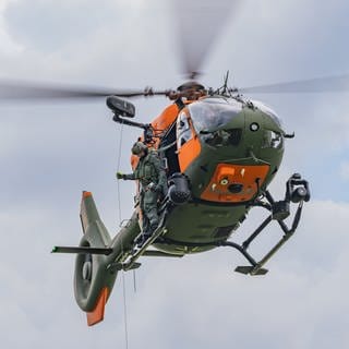 Dennis Prosser, Lufretter bei der Bundeswehr steht auf dem fliegenden Hubschrauber. Er ist zu Gast in SWR1 Leute. 