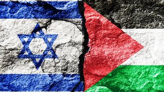 Fahnen von Israel und Palästina mit Riss, Nahost-Konflikt, Fotomontage.  Auf Tagesschau.de bieten wir euch den aktuellsten Stand zur Entwicklung im Krieg zwischen Israel und der Hamas, sowie der Situation im Gaza-Streifen und in Nahost.