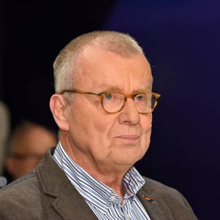 Der ehemaliger CDU-Generalsekretär Ruprecht Polenz während einer Talkshow. In SWR1 Leute erklärt Ruprecht Polenz, warum die Widerstandsfähigkeit der Demokratie bei uns zu Hause beginnt.