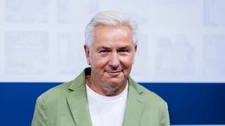 Klaus Wowereit, ehemaliger regierender Bürgermeister von Berlin, lächelt in die Kamera. Wie Klaus Wowereit seinen bald 10 Jahre andauernden Ruhestand verbringt, wie er heute auf die Bundespolitik und auf seine Stadt Berlin schaut und welche Orte in Baden-Württemberg er schon immer mal besuchen wollte, darüber sprechen wir mit ihm in SWR1 Leute