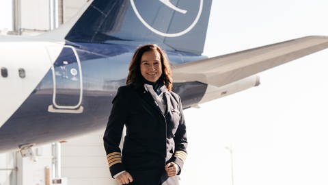 Pilotin und Ausbildungskapitänin Cordula Pflaum ist die erste Ausbildungskapitänin für die Langstrecke bei der Lufthansa. Eine von nur 4 Frauen, die dort neue Piloten für Passagierflugzeuge ausbilden. Sie ist zu Gast in SWR1 Leute 