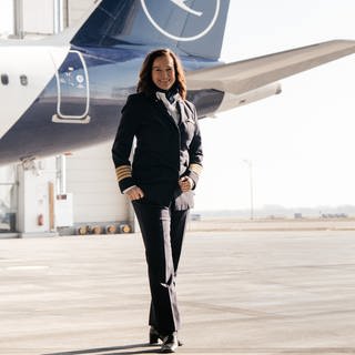 Pilotin und Ausbildungskapitänin Cordula Pflaum ist die erste Ausbildungskapitänin für die Langstrecke bei der Lufthansa. Eine von nur 4 Frauen, die dort neue Piloten für Passagierflugzeuge ausbilden. Sie ist zu Gast in SWR1 Leute 