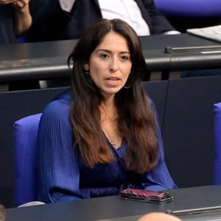 Melis Sekmen sitzt im Bundestag auf einem Stuhl. Von den Grünen zur CDU: Warum die Mannheimer Bundestagsabgeordnete Politikerin Melis Sekmen das politische Lager wechselte erzählt sie in SWR1 Leute. 