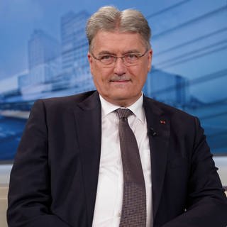 Gerhard Conrad im Fernsehstudio. Gerhard Conrad war Agent des BND. In SWR1 Leute erzählt der Nahost Experte über den Gaza Krieg zwischen Israel und der Hamas, die Chance auf Frieden und den Umgang mit Terroristen.