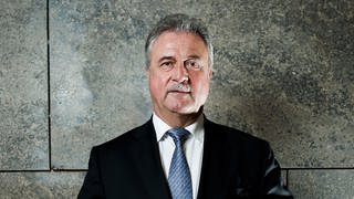 Claus Weselsky, Vorsitzender der Gewerkschaft Deutscher Lokomotivführer, ist zu Gast in SWR1 Leute. Claus Weselsky wird sicher lange in Erinnerung bleiben: Mehrmals hat er mit seiner Gewerkschaft Deutscher Lokomotivführer (GDL) in mehreren Streiks ganz Deutschland lahmgelegt.